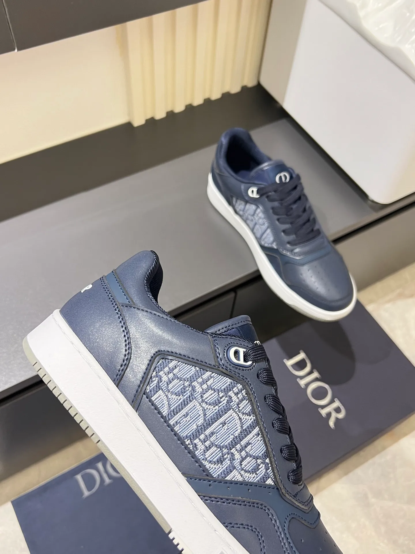 Men's shoes 💰p400 "Dio*" mid-top B27 casual sneakers. This B27 high-top sneaker is a new product in the series and continues Di*r's classic style. Crafted from gray and white smooth calf leather with beige and black Oblique print panels on the sides. The "CD Icon" shaped shoelace eyelets are clever and delicate, and the two-color rubber sole, rear collar and heel are all equipped with the brand's iconic details to enhance the style. Oblique printed straps at the ankle allow for an adjustable fit to complement the overall design. Fashionable and versatile, it can complement any look. Create an exquisite design with unique dynamic vitality and modern atmosphere, presented in low-top and high-top styles. This new must-have shoe adds a new dimension to Dior's archive heritage, embodying modern elegance. Purchase the original version and make it 1:1. If you need top quality, please come to me! Male 38-44!
